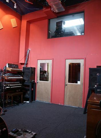 Live tracking room front view